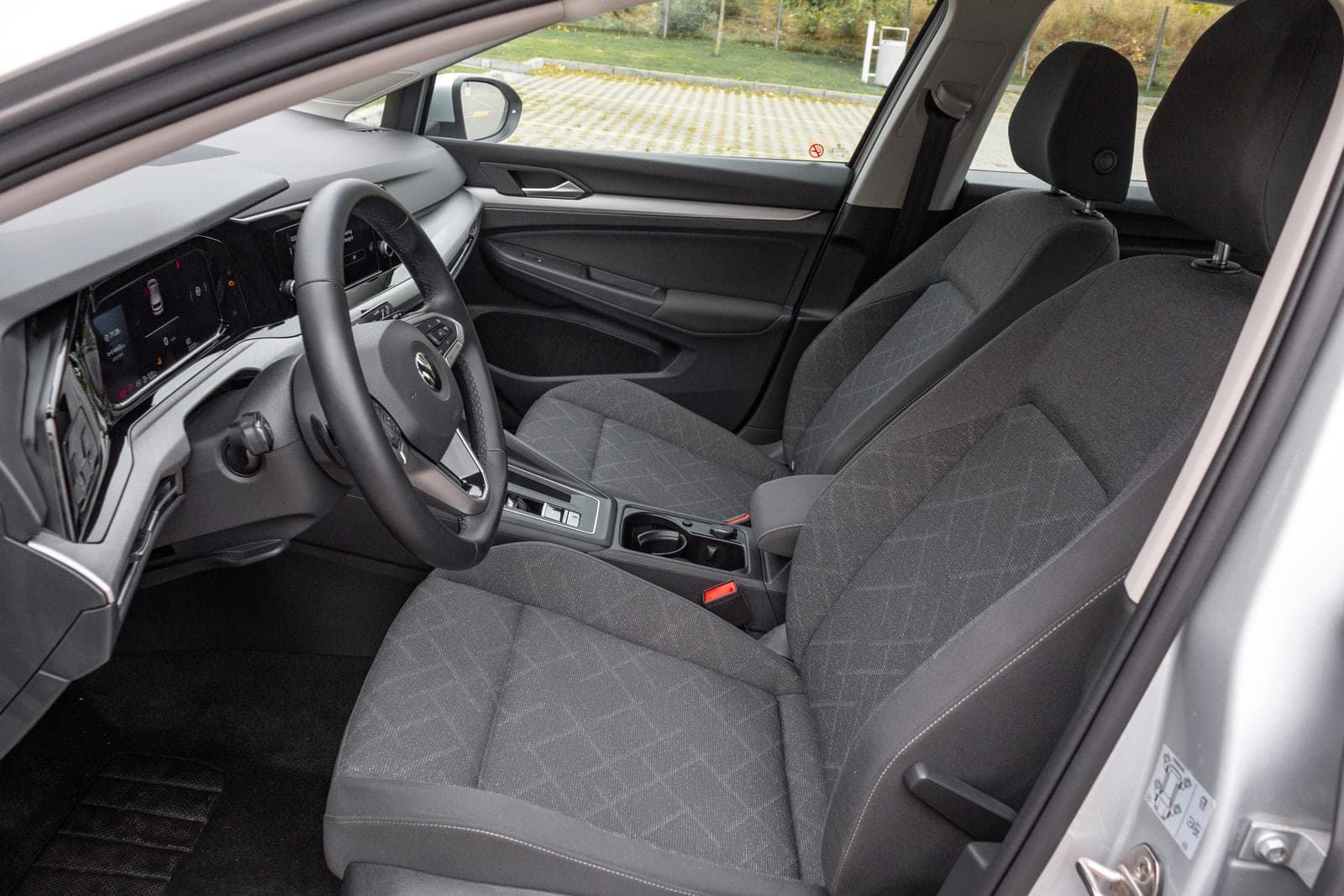 https://topmobility-stage-cms.s3.eu-central-1.amazonaws.com/vw_golf_aut_front_seats_862f8ff710.jpg