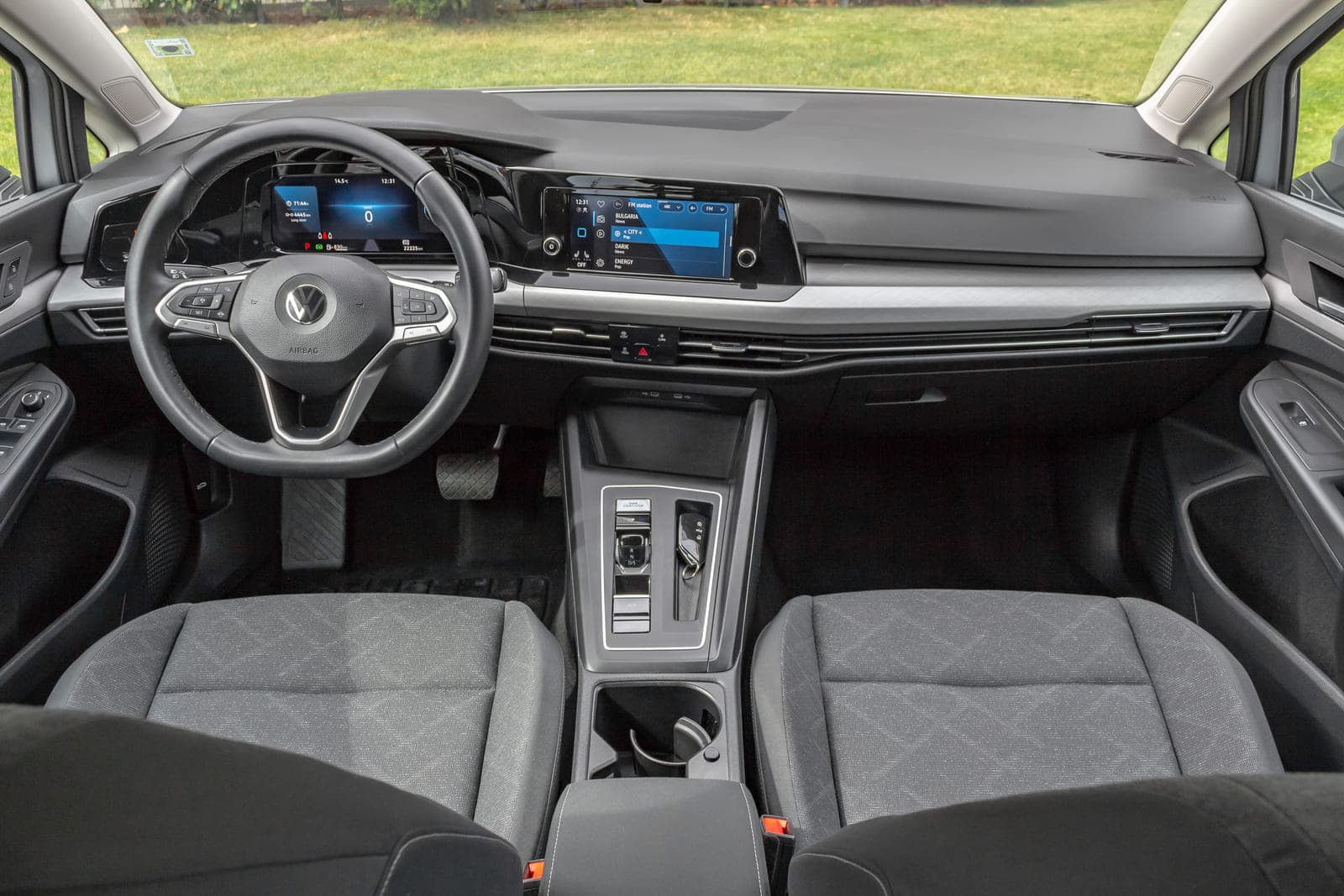 https://topmobility-stage-cms.s3.eu-central-1.amazonaws.com/vw_golf_aut_interior_9a77e2412f.jpg
