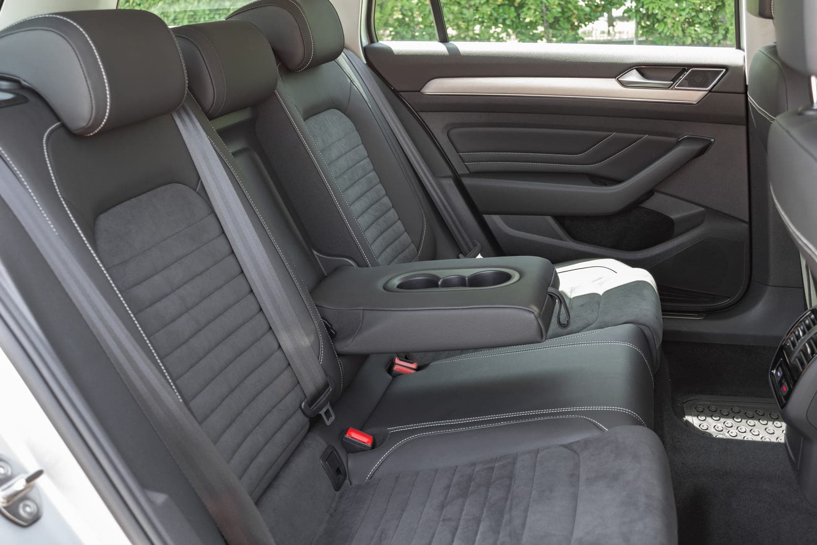 https://topmobility-stage-cms.s3.eu-central-1.amazonaws.com/vw_passat_estate_aut_back_seats_b74a7a20a0.jpg