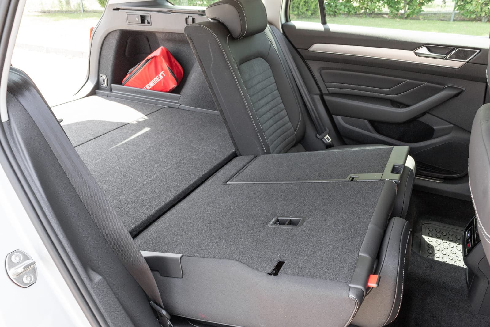 https://topmobility-stage-cms.s3.eu-central-1.amazonaws.com/vw_passat_estate_aut_folding_rear_seats_e83eb41909.jpg