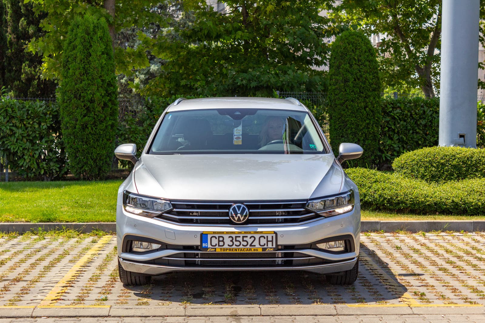 https://topmobility-stage-cms.s3.eu-central-1.amazonaws.com/vw_passat_estate_aut_front_view_3f34d22b34.jpg