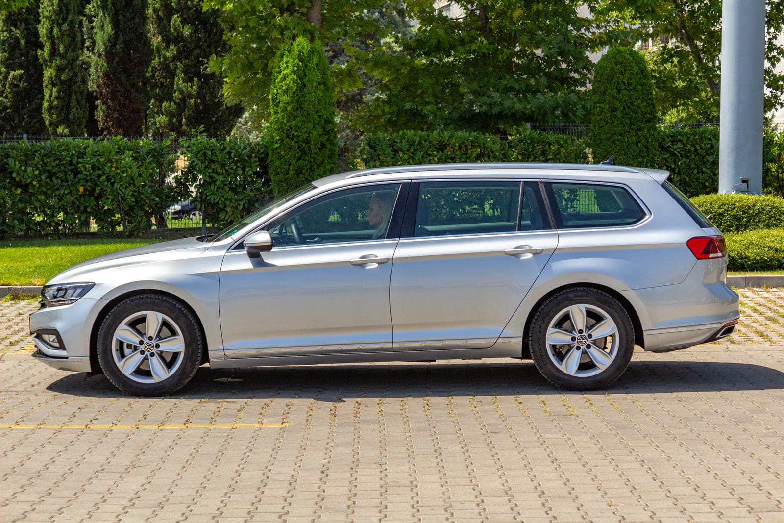 https://topmobility-stage-cms.s3.eu-central-1.amazonaws.com/vw_passat_estate_aut_side_view_faf46f7d1d.jpg