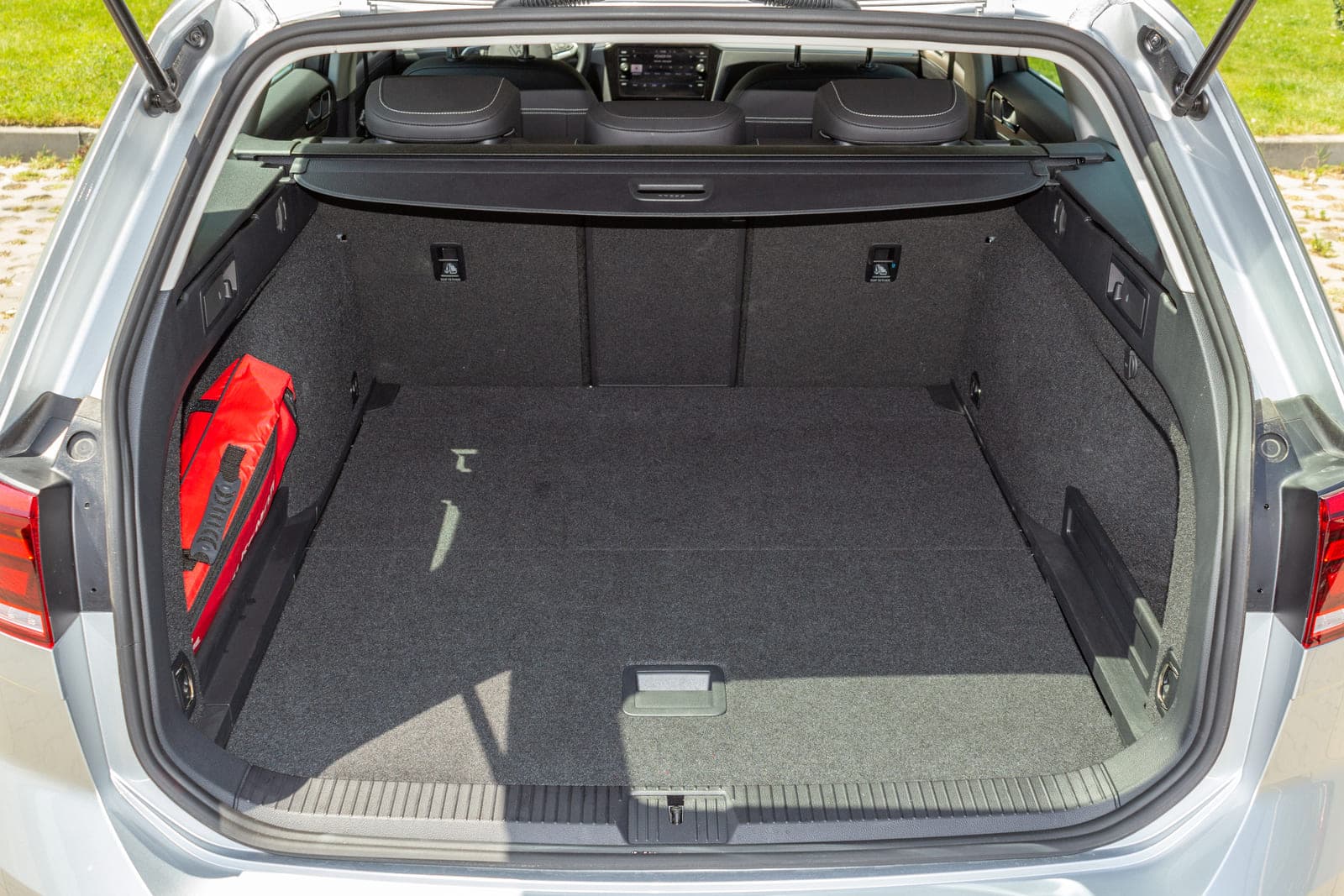 https://topmobility-stage-cms.s3.eu-central-1.amazonaws.com/vw_passat_estate_aut_trunk_72f7502bce.jpg