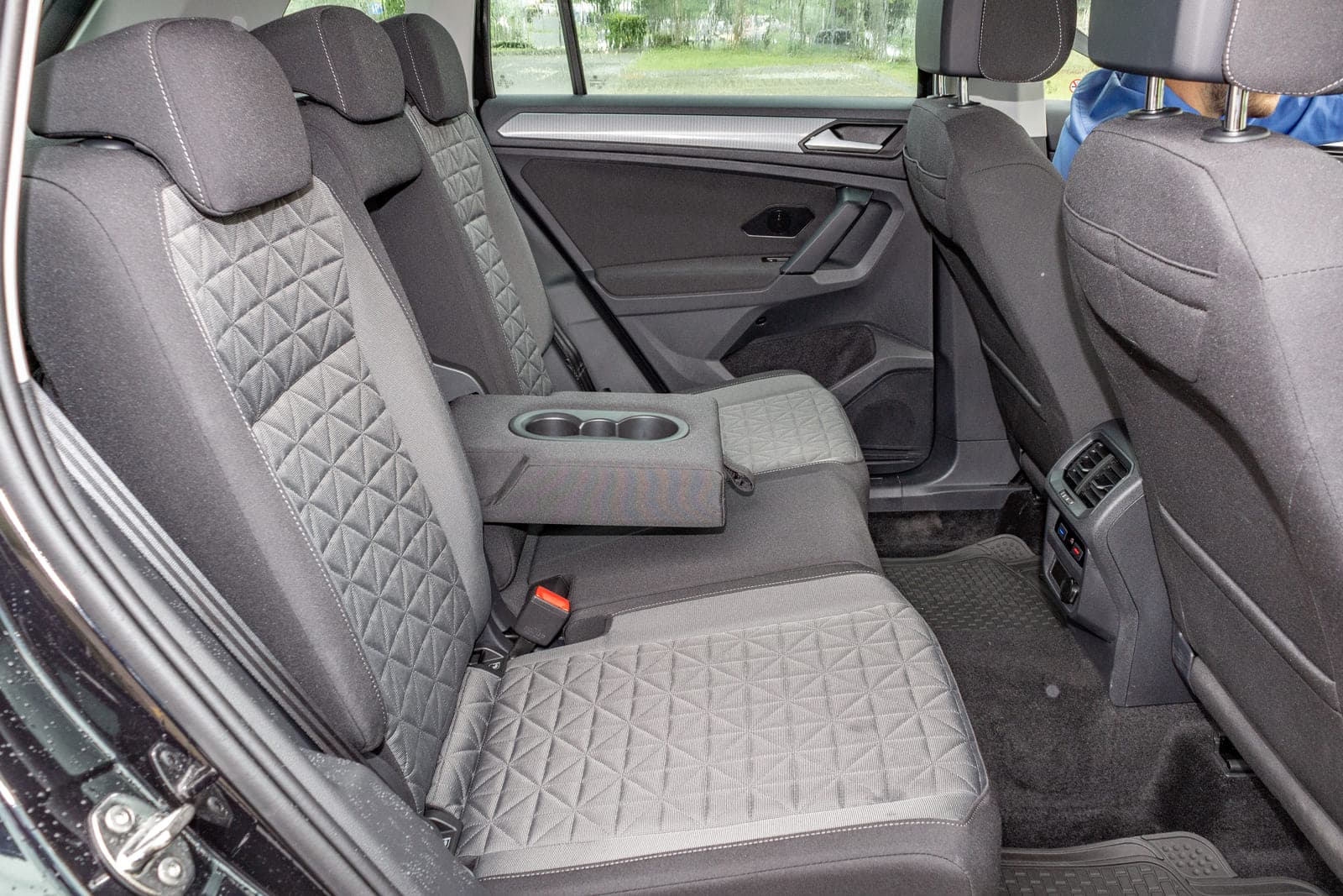 https://topmobility-stage-cms.s3.eu-central-1.amazonaws.com/vw_tiguan_back_seats_43b7714d55.jpg