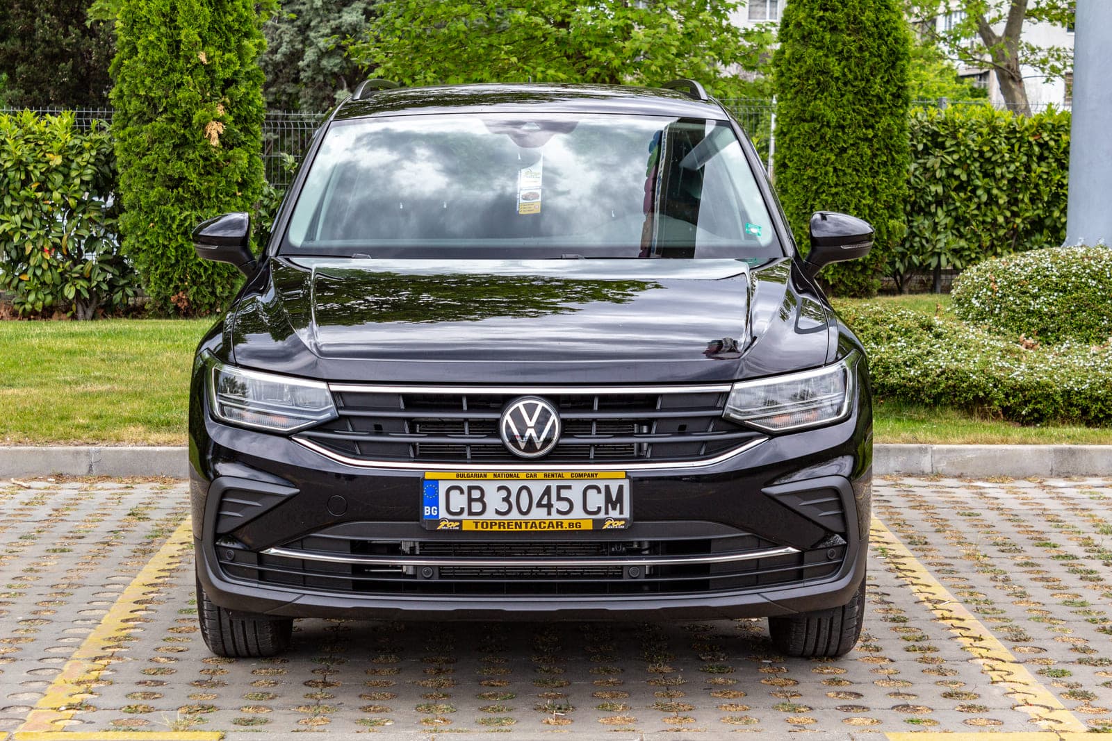 https://topmobility-stage-cms.s3.eu-central-1.amazonaws.com/vw_tiguan_front_view_a6410a1459.jpg