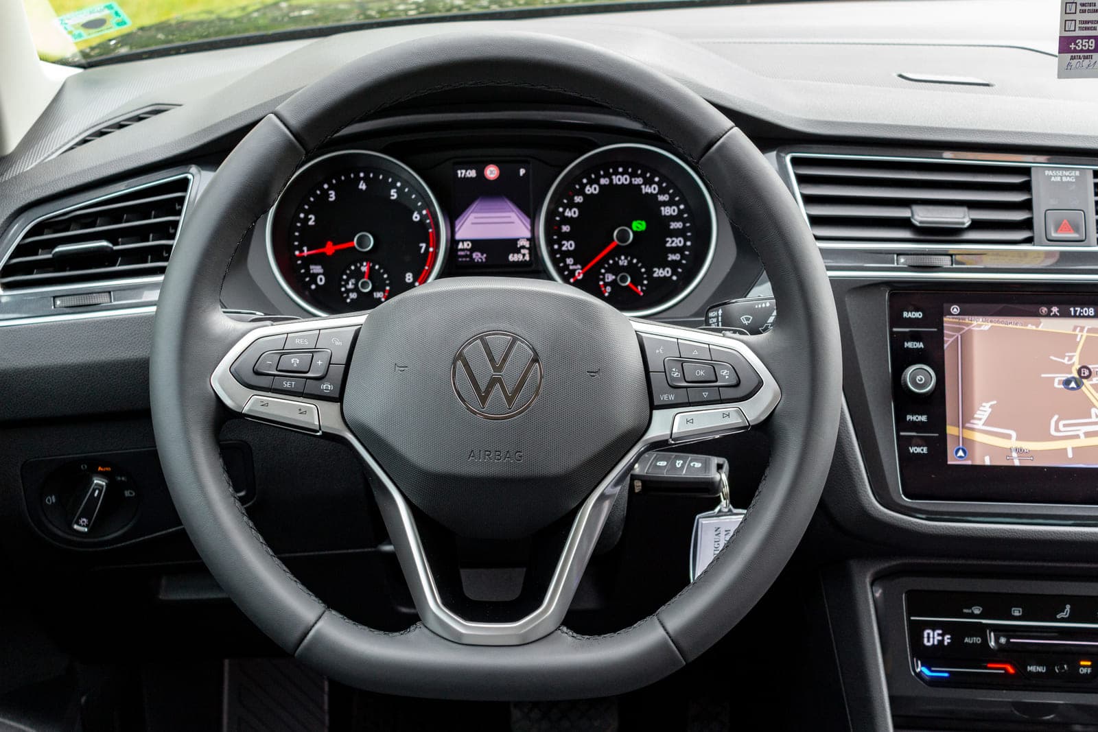 https://topmobility-stage-cms.s3.eu-central-1.amazonaws.com/vw_tiguan_steering_wheel_cff16a226f.jpg