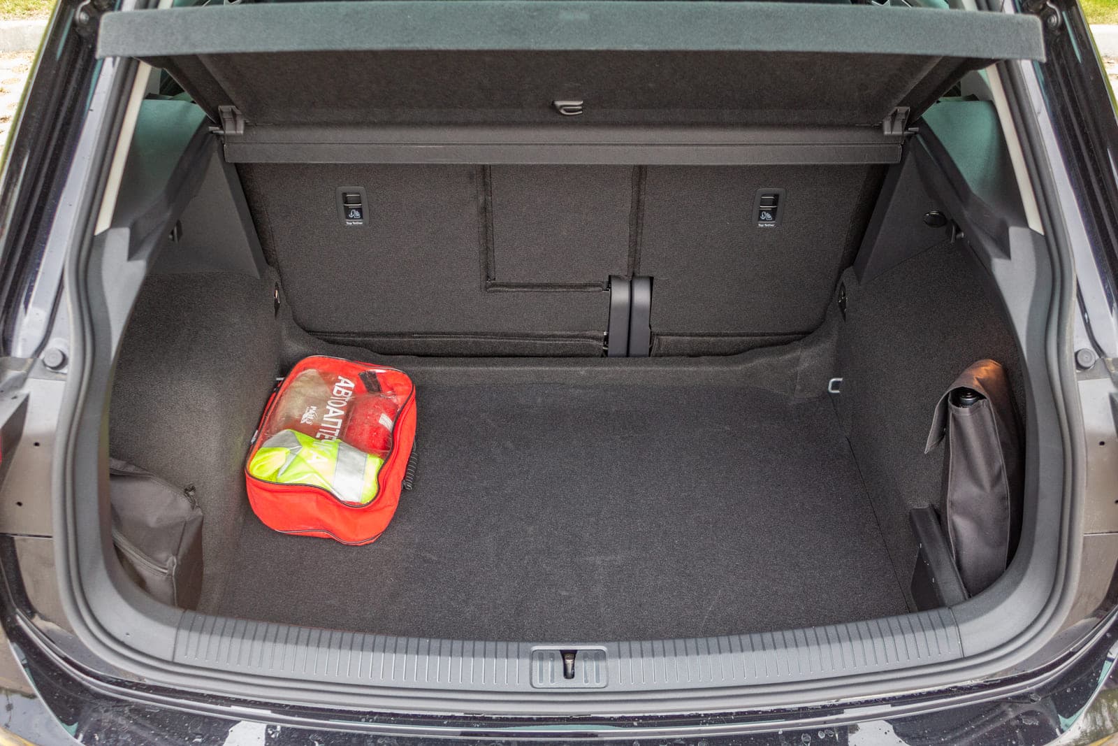https://topmobility-stage-cms.s3.eu-central-1.amazonaws.com/vw_tiguan_trunk_e19e1bb4f7.jpg
