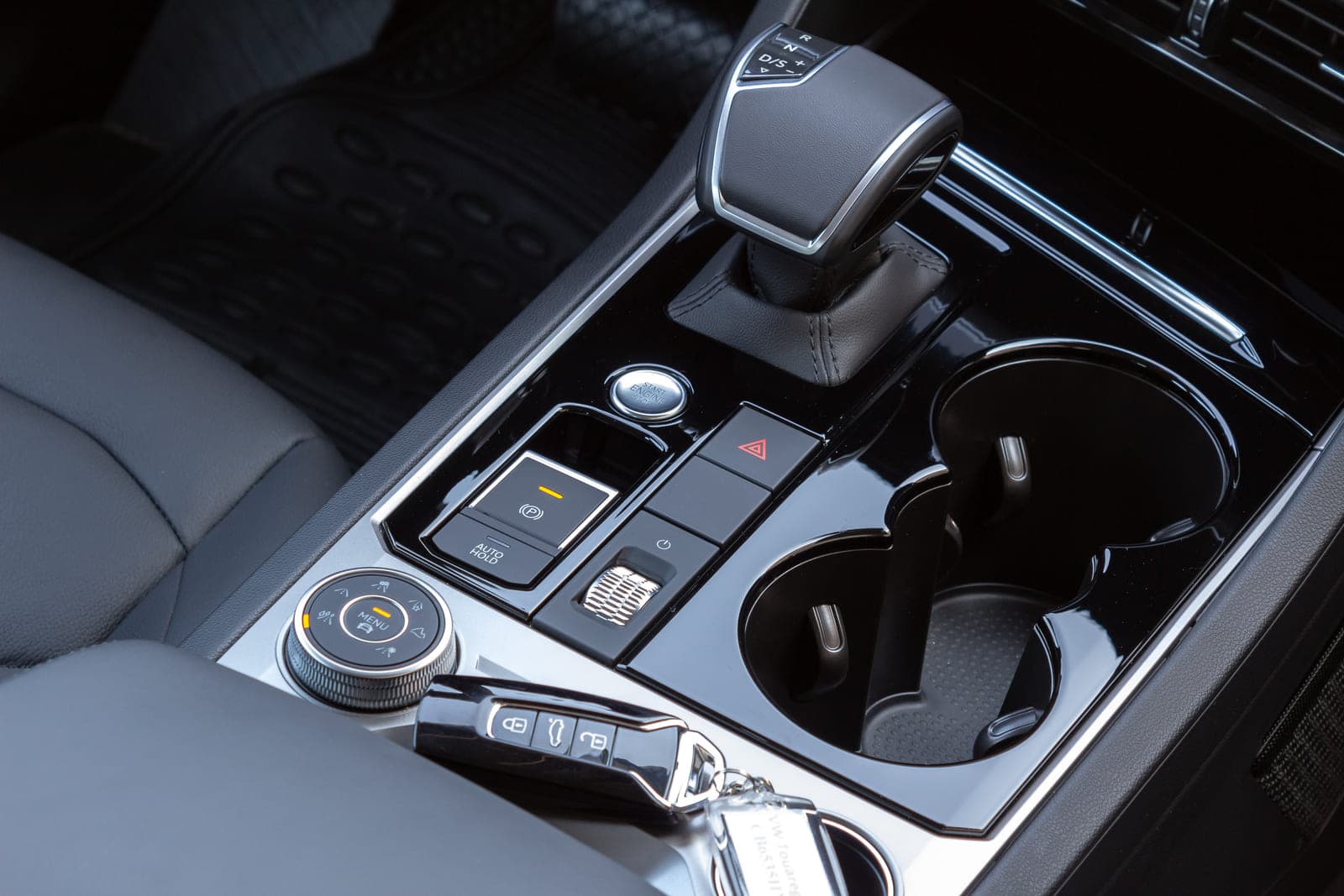 https://topmobility-stage-cms.s3.eu-central-1.amazonaws.com/vw_touareg_automatic_gearbox_selector_057f353de9.jpg