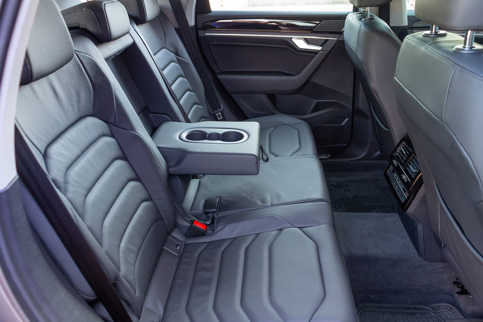 https://topmobility-stage-cms.s3.eu-central-1.amazonaws.com/vw_touareg_back_seats_60dff0bb84.jpg
