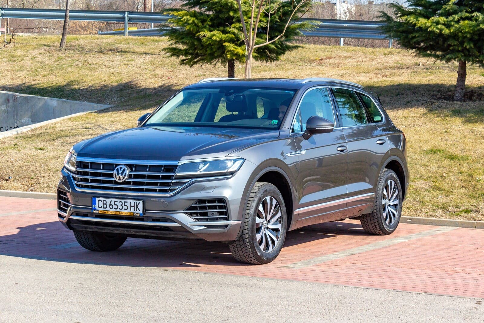 https://topmobility-stage-cms.s3.eu-central-1.amazonaws.com/vw_touareg_for_rent_a70a32c772.jpg