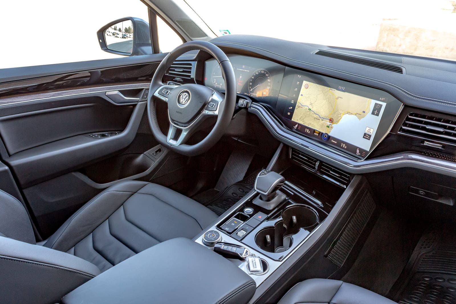 https://topmobility-stage-cms.s3.eu-central-1.amazonaws.com/vw_touareg_front_seats_20ef20fdc8.jpg