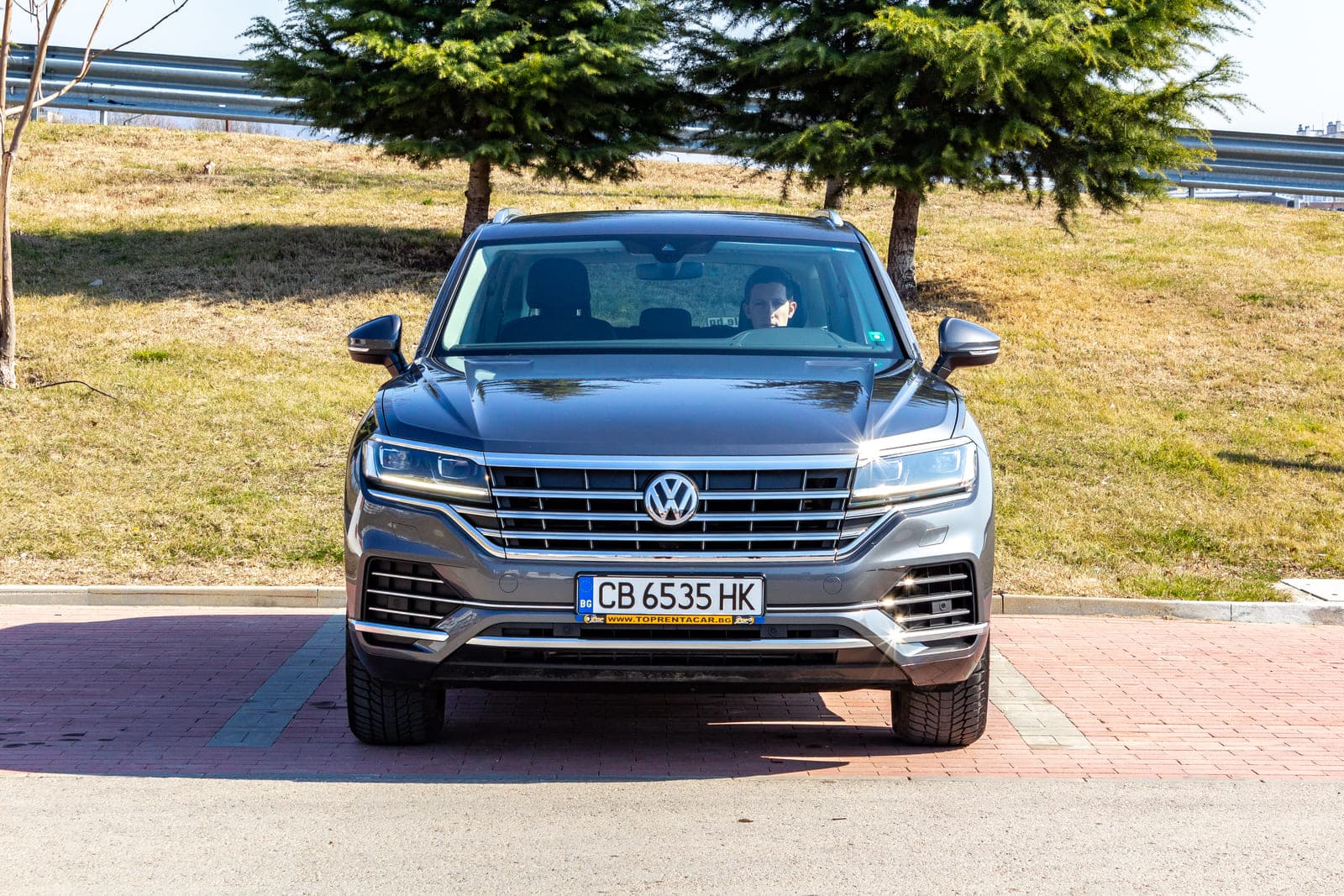 https://topmobility-stage-cms.s3.eu-central-1.amazonaws.com/vw_touareg_front_view_cdbc2336fa.jpg
