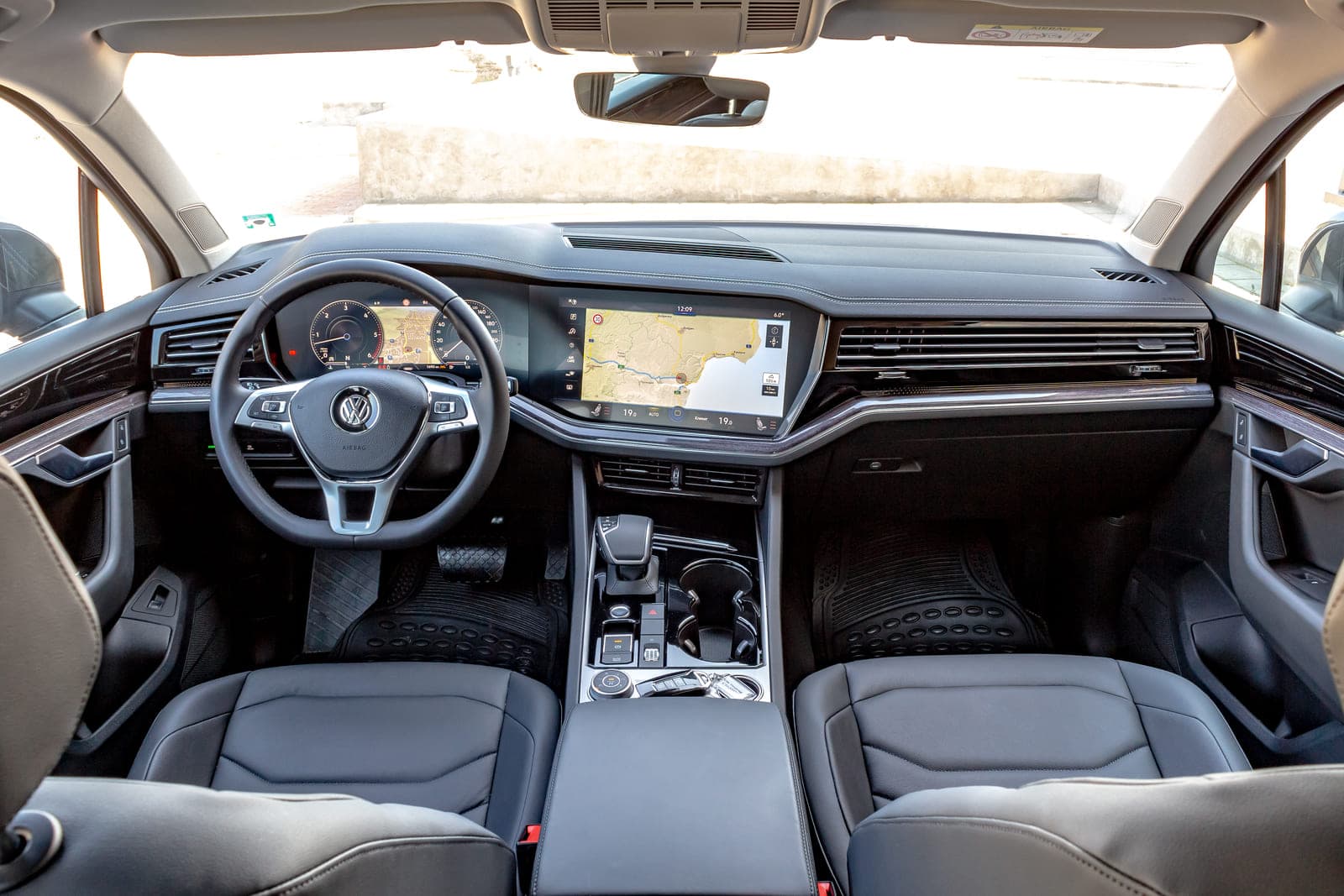 https://topmobility-stage-cms.s3.eu-central-1.amazonaws.com/vw_touareg_interior_57cf7e3c24.jpg
