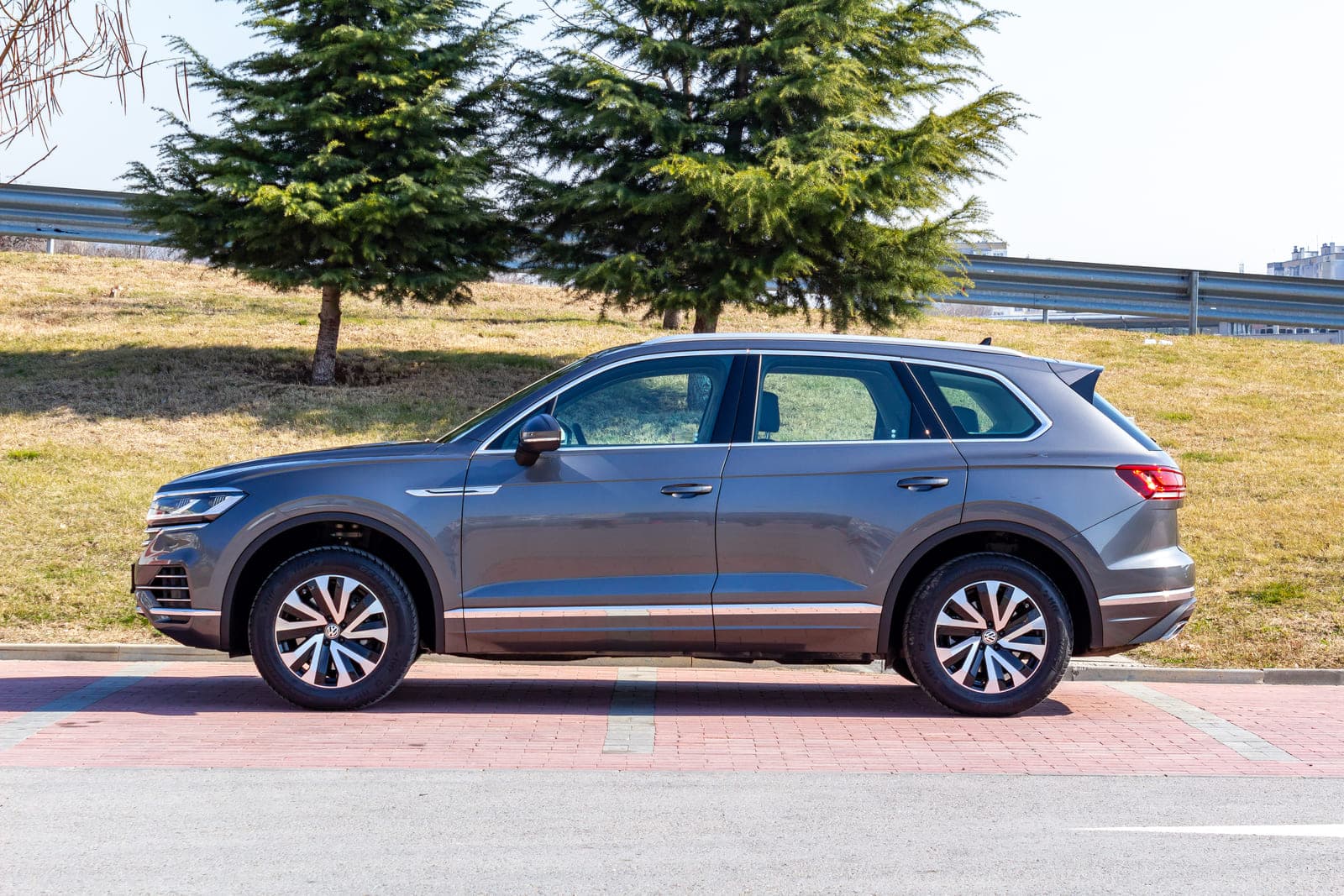 https://topmobility-stage-cms.s3.eu-central-1.amazonaws.com/vw_touareg_side_view_bfcdc37f4e.jpg