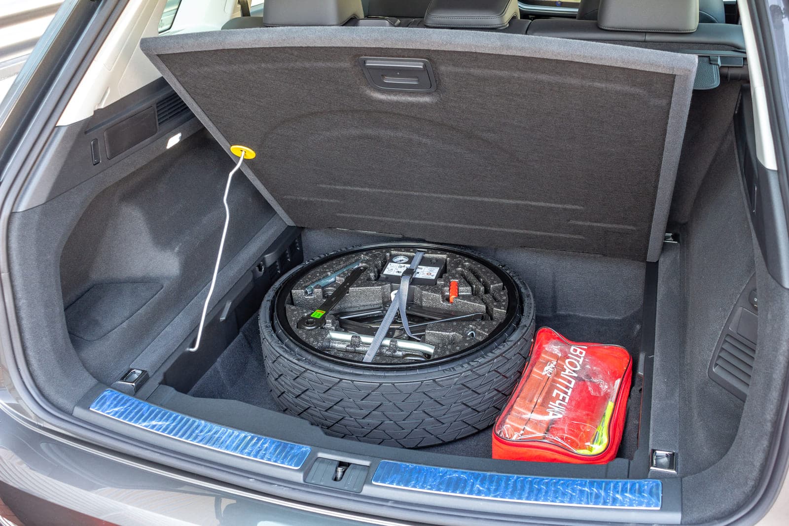 https://topmobility-stage-cms.s3.eu-central-1.amazonaws.com/vw_touareg_spare_tire_76d52e1fe3.jpg