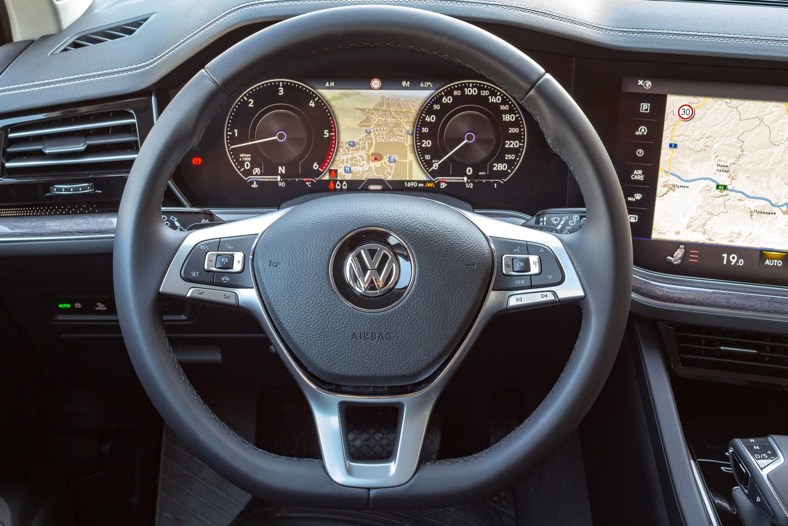 https://topmobility-stage-cms.s3.eu-central-1.amazonaws.com/vw_touareg_steering_wheel_ea9e35e7fb.jpg