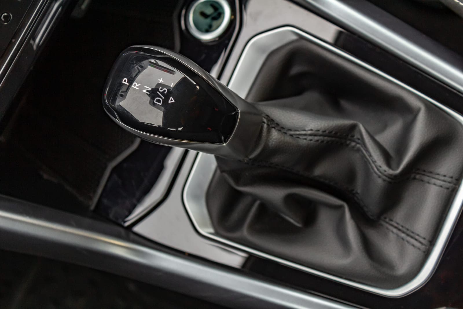 https://topmobility-stage-cms.s3.eu-central-1.amazonaws.com/vw_troc_automatic_gearbox_d95e1e88b0.jpg
