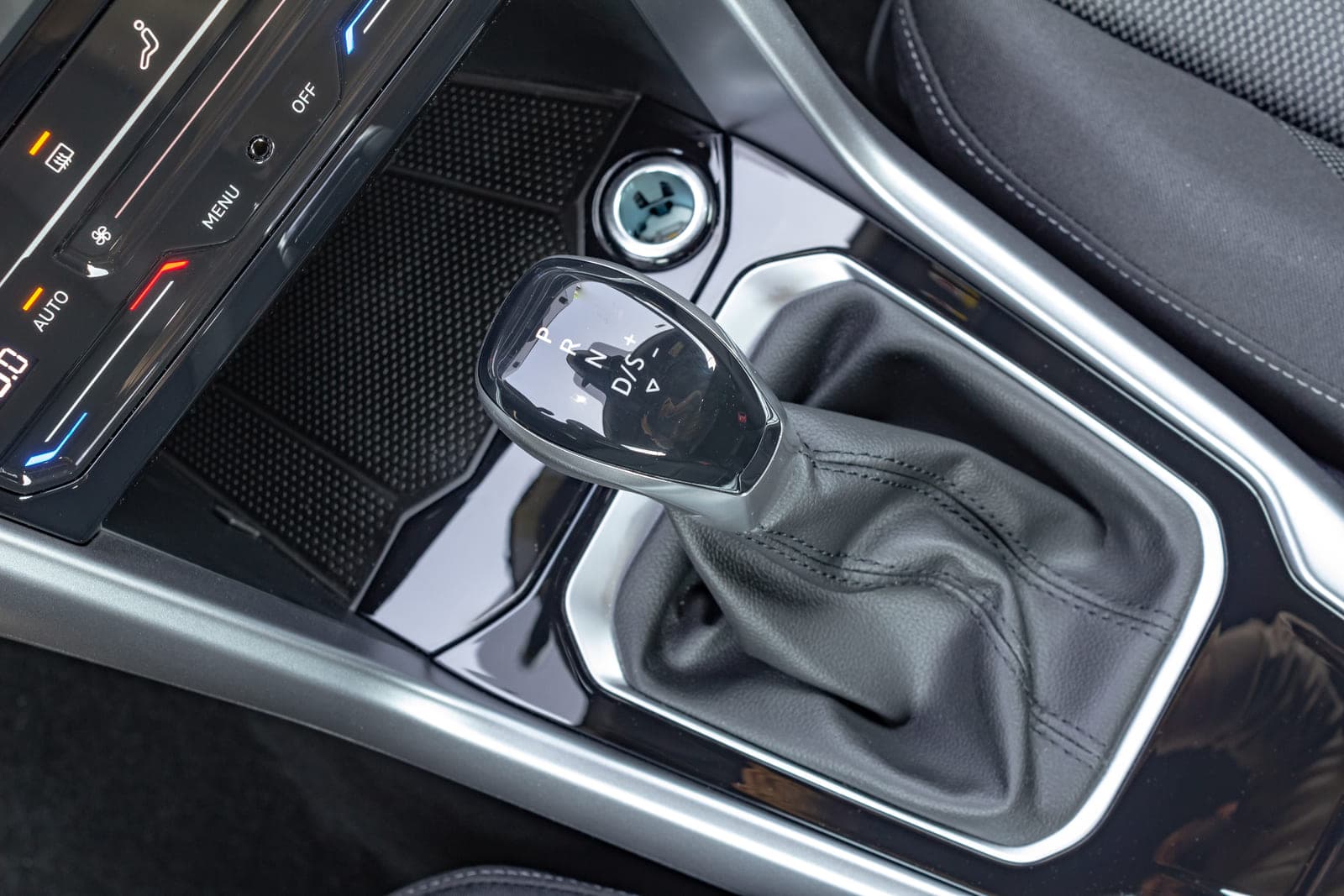 https://topmobility-stage-cms.s3.eu-central-1.amazonaws.com/vw_troc_cabrio_automatic_gearbox_4bde03ed47.jpg