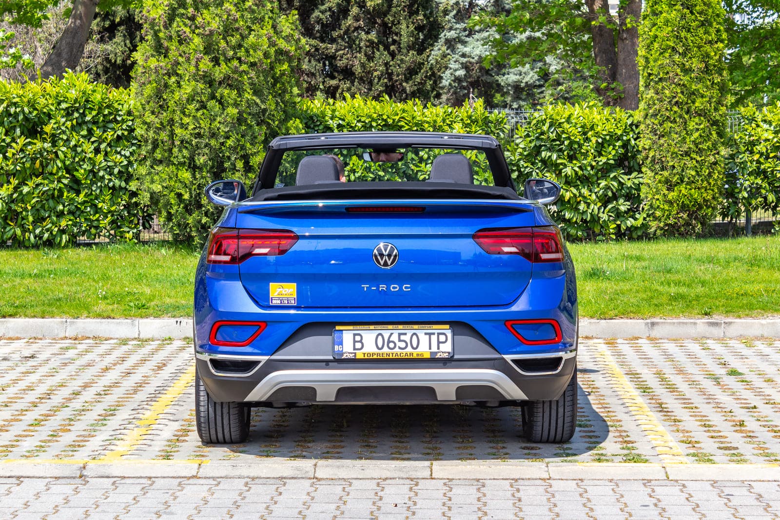 https://topmobility-stage-cms.s3.eu-central-1.amazonaws.com/vw_troc_cabrio_back_view_df4eaf3274.jpg