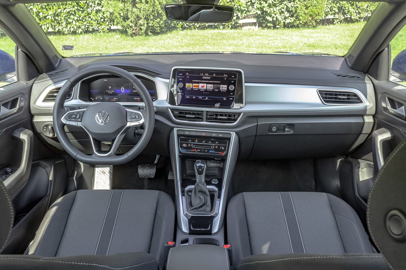 https://topmobility-stage-cms.s3.eu-central-1.amazonaws.com/vw_troc_cabrio_interior_1dce8d60fc.jpg