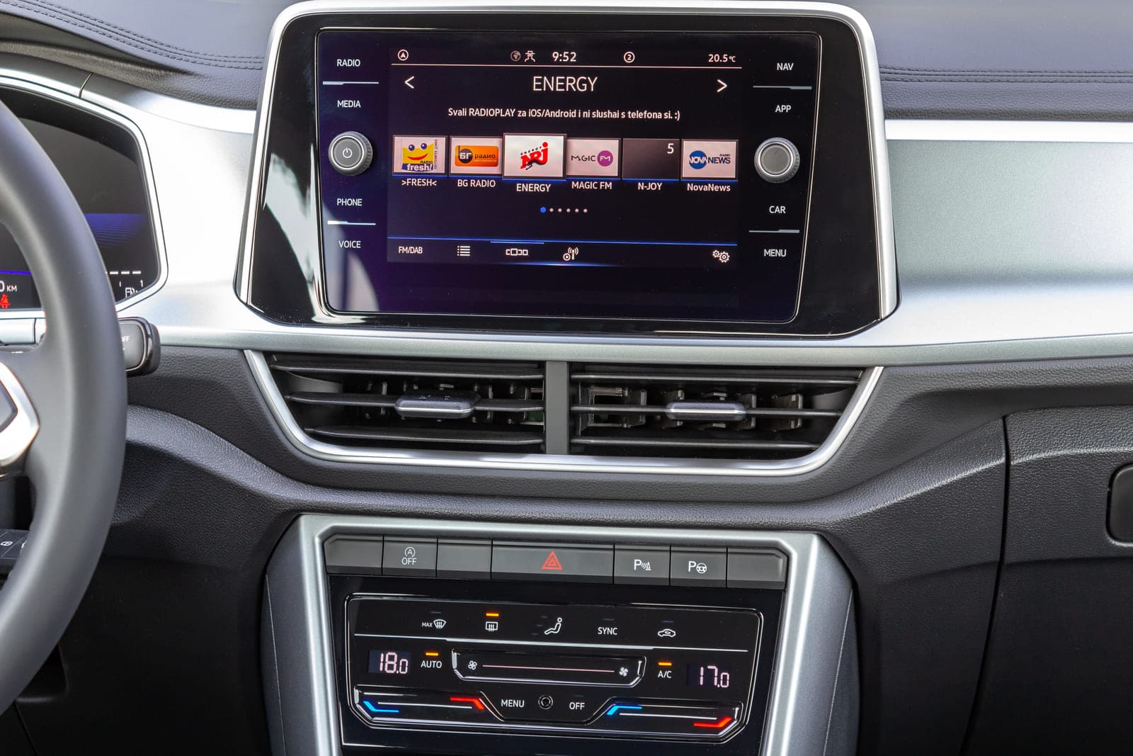 https://topmobility-stage-cms.s3.eu-central-1.amazonaws.com/vw_troc_cabrio_media_cb363935b4.jpg