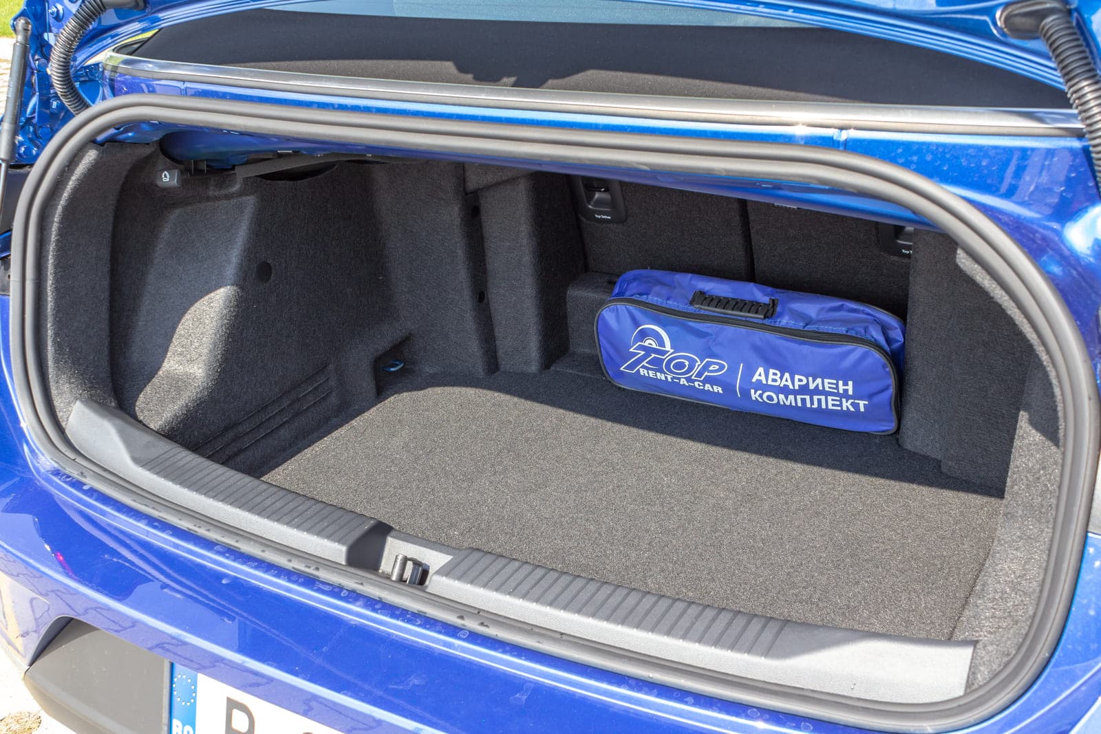 https://topmobility-stage-cms.s3.eu-central-1.amazonaws.com/vw_troc_cabrio_trunk_72a46874ca.jpg